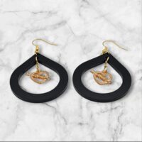 stijlvolle set oorbellen met hangertje van zwart acryl en goudkleurig hartje